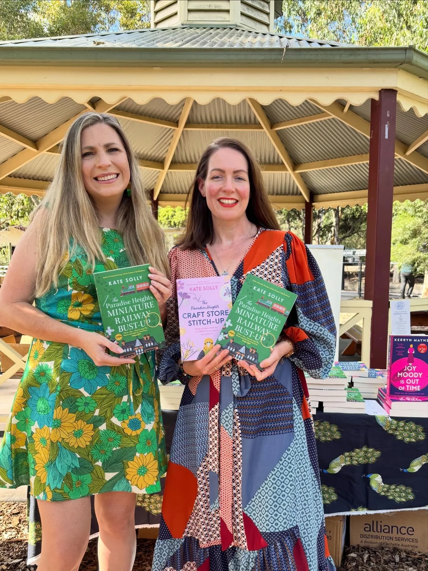 Yesterday I got to help launch @katesollywriter new book THE PARADISE HEIGHTS MINIATURE RAILWAY BUST-UP and it was most definitely not a bust-up. 

Kate slid into my DMs a couple of years back and demanded to be my friend, although she recalls it sli