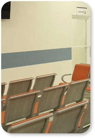 Sillas de sala de espera en una clínica u oficina con pared blanca y puerta de cristal