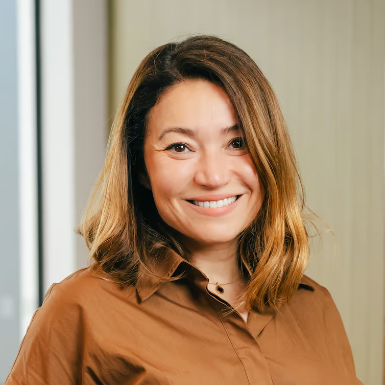 Portrait of Houda Ghozzi, Phd. Founder of Open Startup, who recommends working with Brand Director Anne Miltenburg