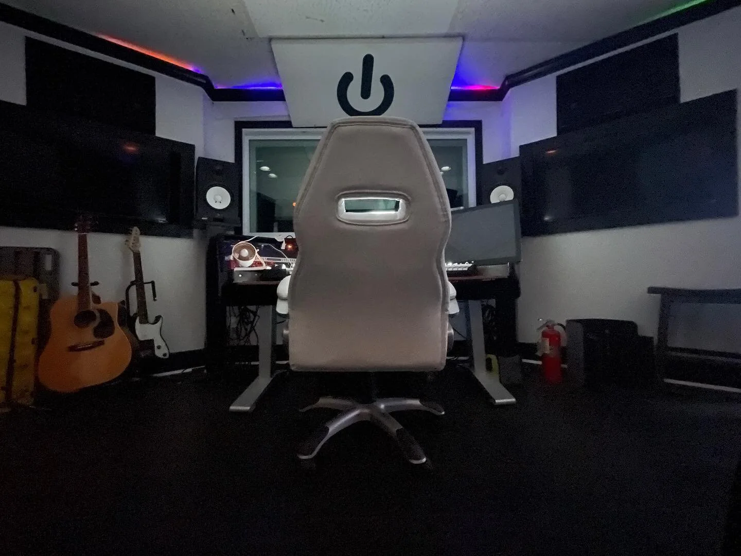 Private studios and government contracts hit different. Know your 🎯 . #syepontherun #dcgov 
#dmvartist #studioflow #musicartist #recordingstudiolife #vocalrecording #musicmaker #audiomixing #recording #avid #recordingsessions #audioproduction #recor