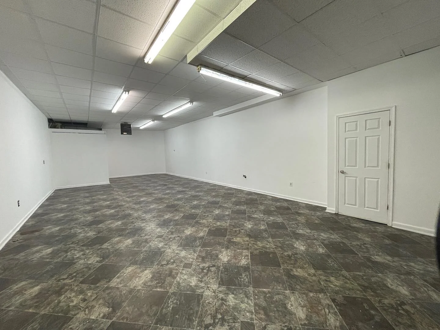 Lower level commercial unit available near National Harbor MD in the Stamp Rd industrial Arts District. Located between night lounge and salon at StudioPlace. 

Studio Q is a perfect space for tattoo, beauty stylist, mua, car detail/tint, photographe