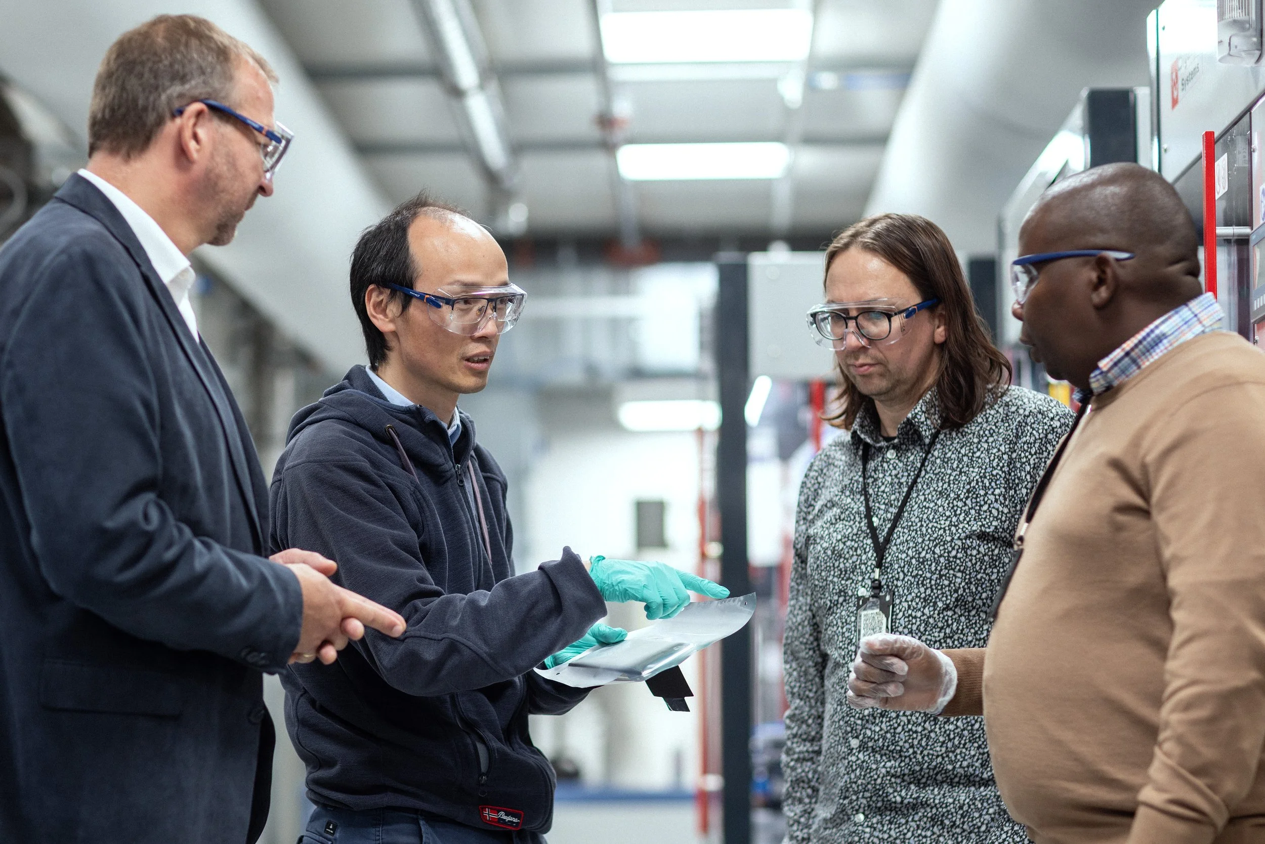 Holger Gritzka and Fengliu Lou of Elinor, together with Paul Inge Dahl and Francis Kinyanjui of SINTEF, during the production of Elinors first batch of sample cells.
