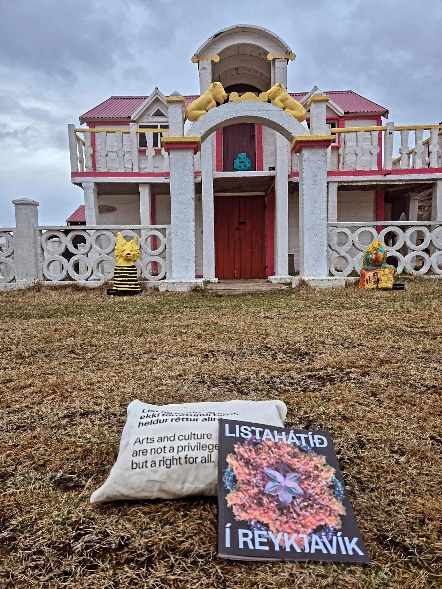 Senn l&iacute;&eth;ur a&eth; hausti og s&yacute;ningarlokum &iacute; Sel&aacute;rdalnum. 
&THORN;v&iacute;l&iacute;kt &aelig;vint&yacute;ri! 

#&oacute;mur #listvinnzlan #listah&aacute;t&iacute;&eth;&iacute;reykjav&iacute;k #listasafnsam&uacute;els