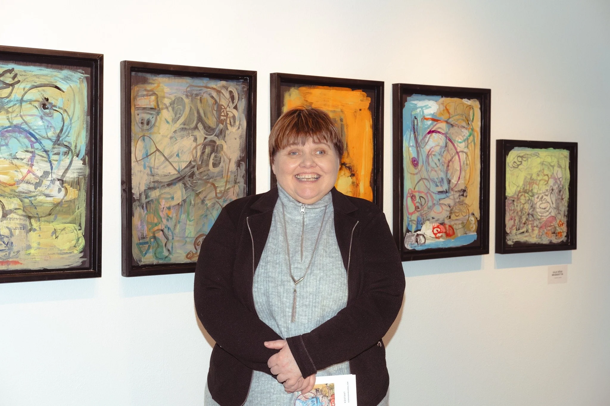 Lilja Dögg meða verk á sýningunni Sögur, 8.febrúar 2025 í Gerðubergi, Uppskera.