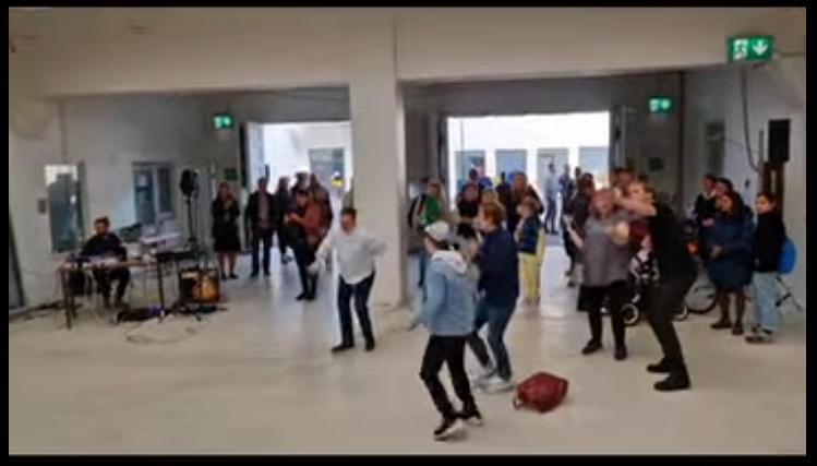 Menningarnótt í Listasafni Reykjavíkur.
Atli Már Indriðason leiddi gesti safnsins í villtan dans.