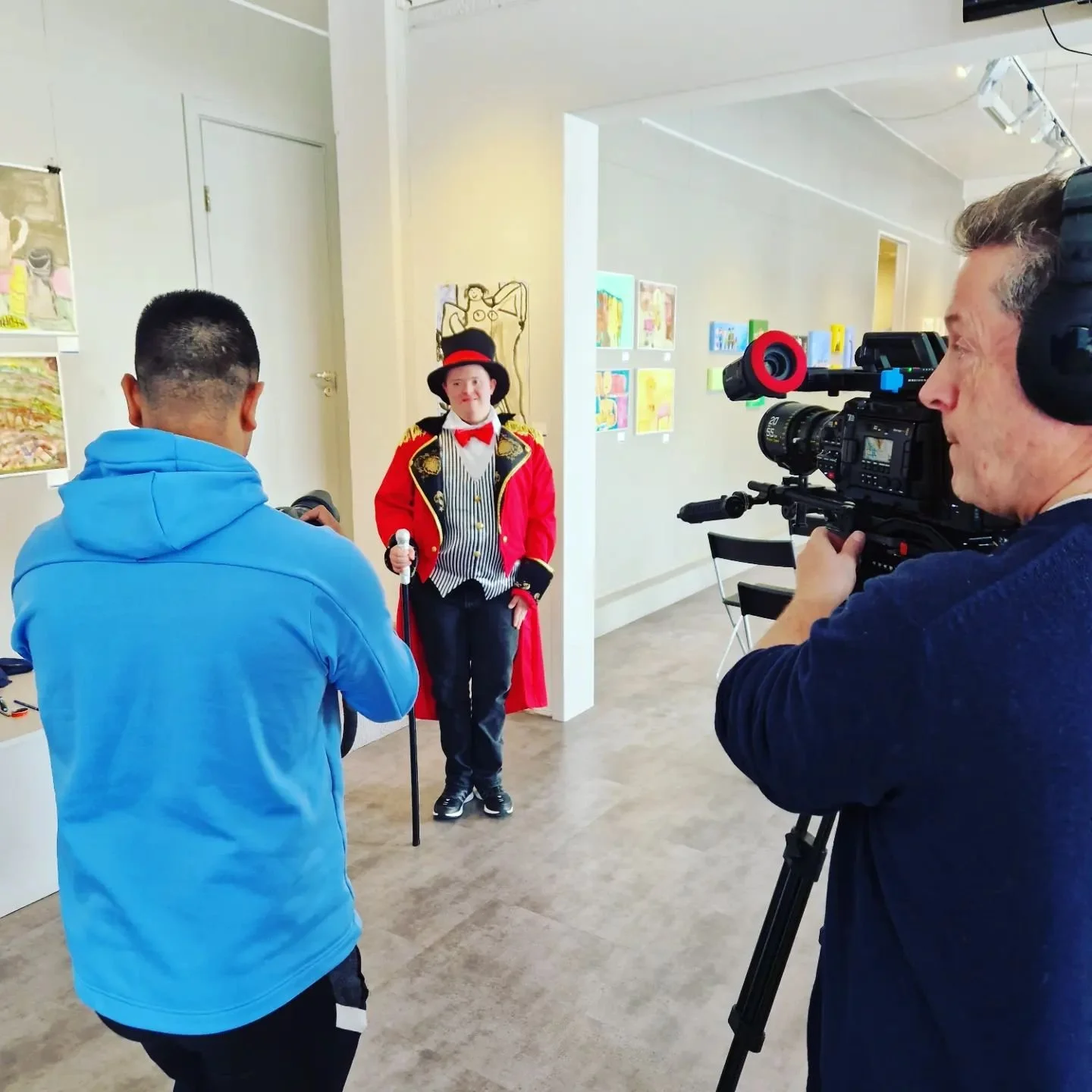 Atli Már með gjörning á opnun listasýningar Listvinnzlunnar í Gallerí Fold.