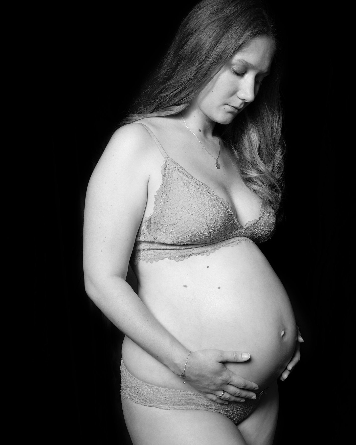 Tr&egrave;s heureuse d&rsquo;avoir pu immortaliser ce moment si pr&eacute;cieux 🤰🏻✨

Disponible pour vos shooting grossesse &eacute;galement, n&rsquo;h&eacute;sitez pas &agrave; me contacter 💌

#photographevaldoise #pregnancyphotoshoot #studioport