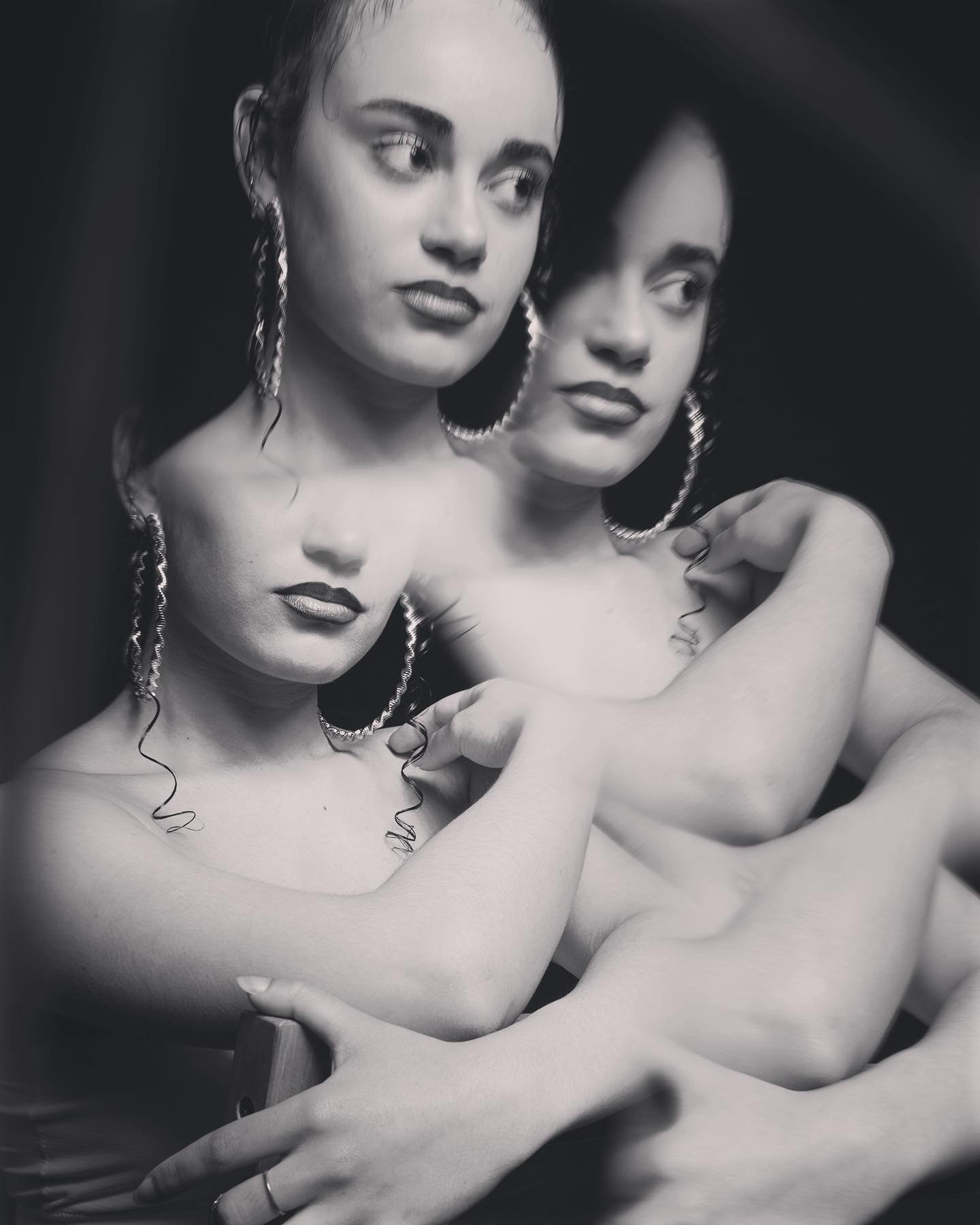 Cute but psycho🌛
Md : @looo_972 
Mua : @f_pw_makeup 
Hair : @_am3.s_ 

#fashionphotography #creativephotography #bwphotography #kaleidoscope #beautyphotography #frenchphotographer #creativepreneur #portraitphotography