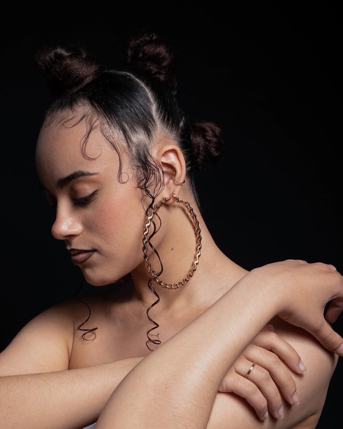 🖤

Mod&egrave;le @looo_972 
Mua @f_pw_makeup 
Hair @_am3.s_ 
Photo @anais.heinrich 

#photographebeaut&eacute; #beautyphotographer #fashionphotography #creativepreneur