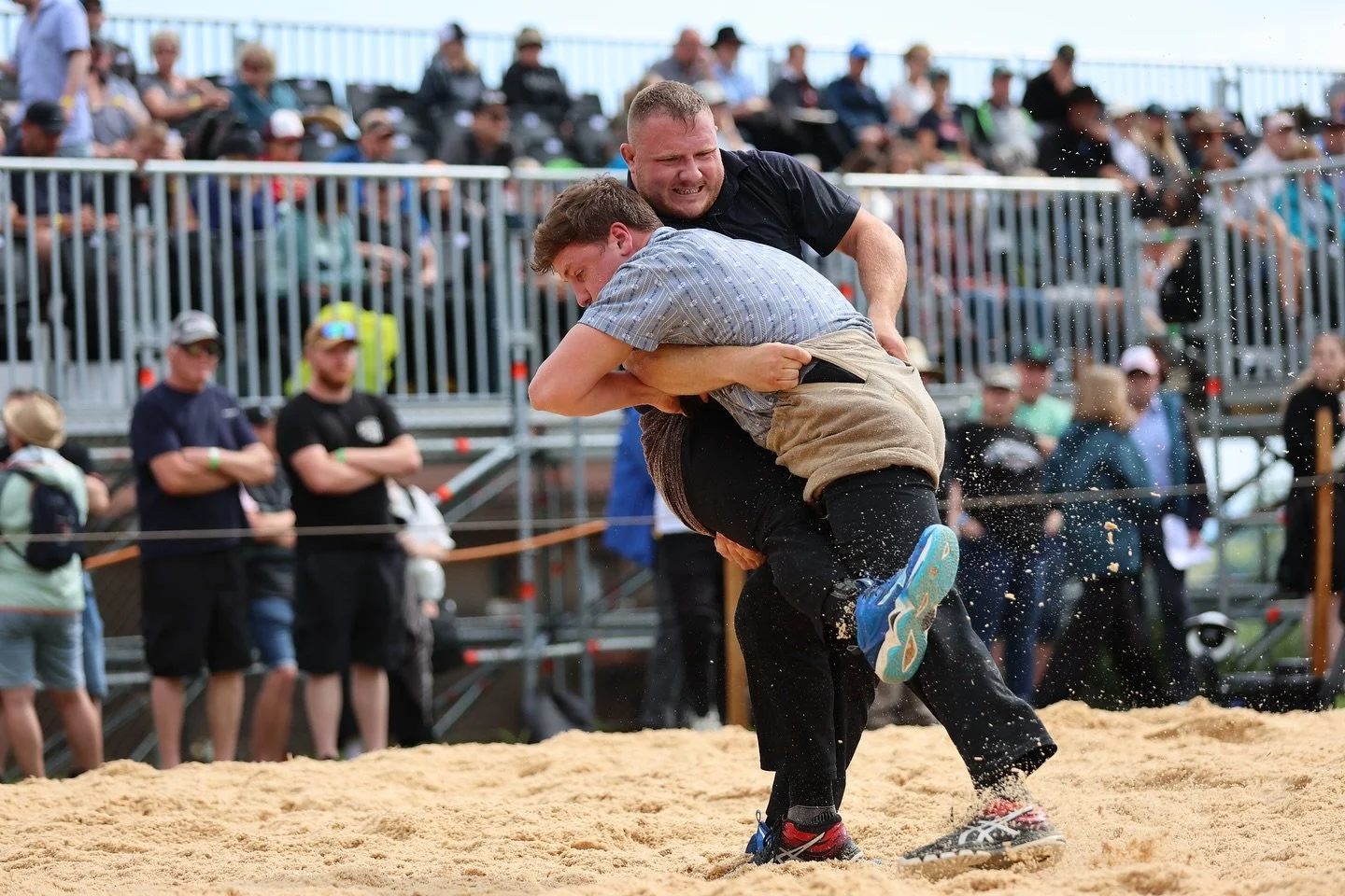 Berner Jurassisches Schwingfest Nods

Am vergangenen Sonntag stand in Nods das vierte Kranzfest der Saison auf dem Programm. Nach der Entt&auml;uschung auf dem Stoos konnte ich im Berner Jura immerhin den Kranz mit nach Hause nehmen.

Auch wenn ich m