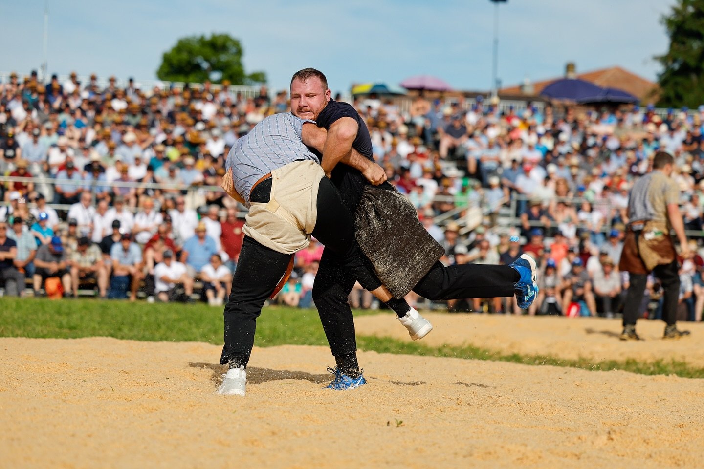 Mittell&auml;ndisches Schwingfest Uetendorf 🇨🇭

Gestern stand in Uetendorf mein zweites Kranzfest der Saison an. Bei wundersch&ouml;nem Wetter und heissen Temperaturen durfte ich mir mit dem 4. Rang meinen zweiten Saisonkranz aufsetzen lassen &ndas