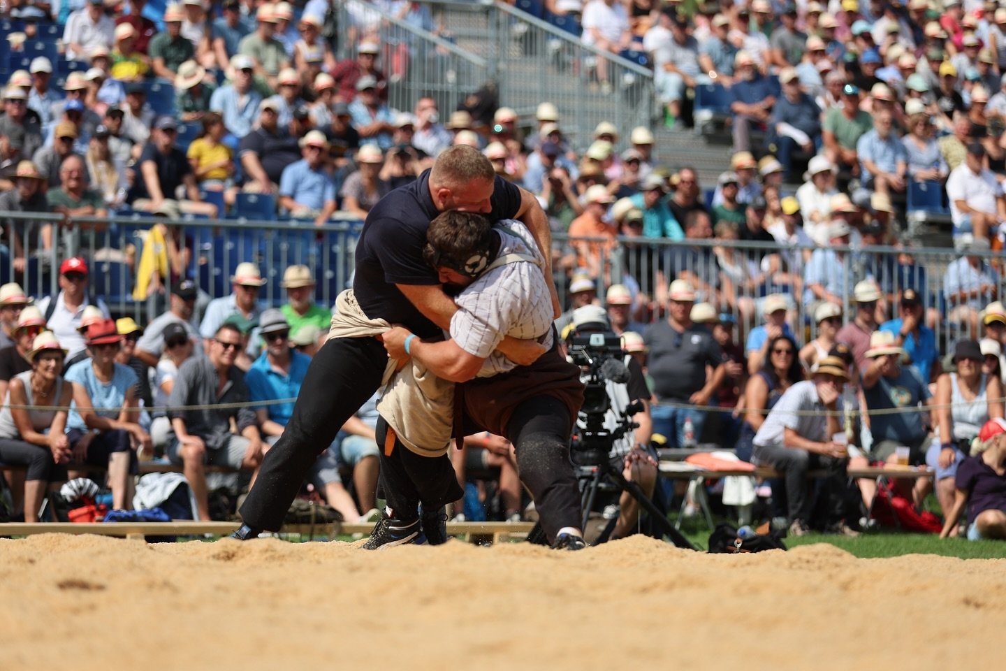 Emmentalisches Schwingfest, Burgdorf 2024

Mit 4 gewonnen G&auml;ngen, 1 gestellten und 1 verlorenen klassierte ich mich mit 57.00 Pkt auf dem 5. Rang und durfte mir meinen #️⃣3️⃣6️⃣ Kranz aufsetzen lassen. 

🔜 @schwingfeste2024  Berner Kantonales 
