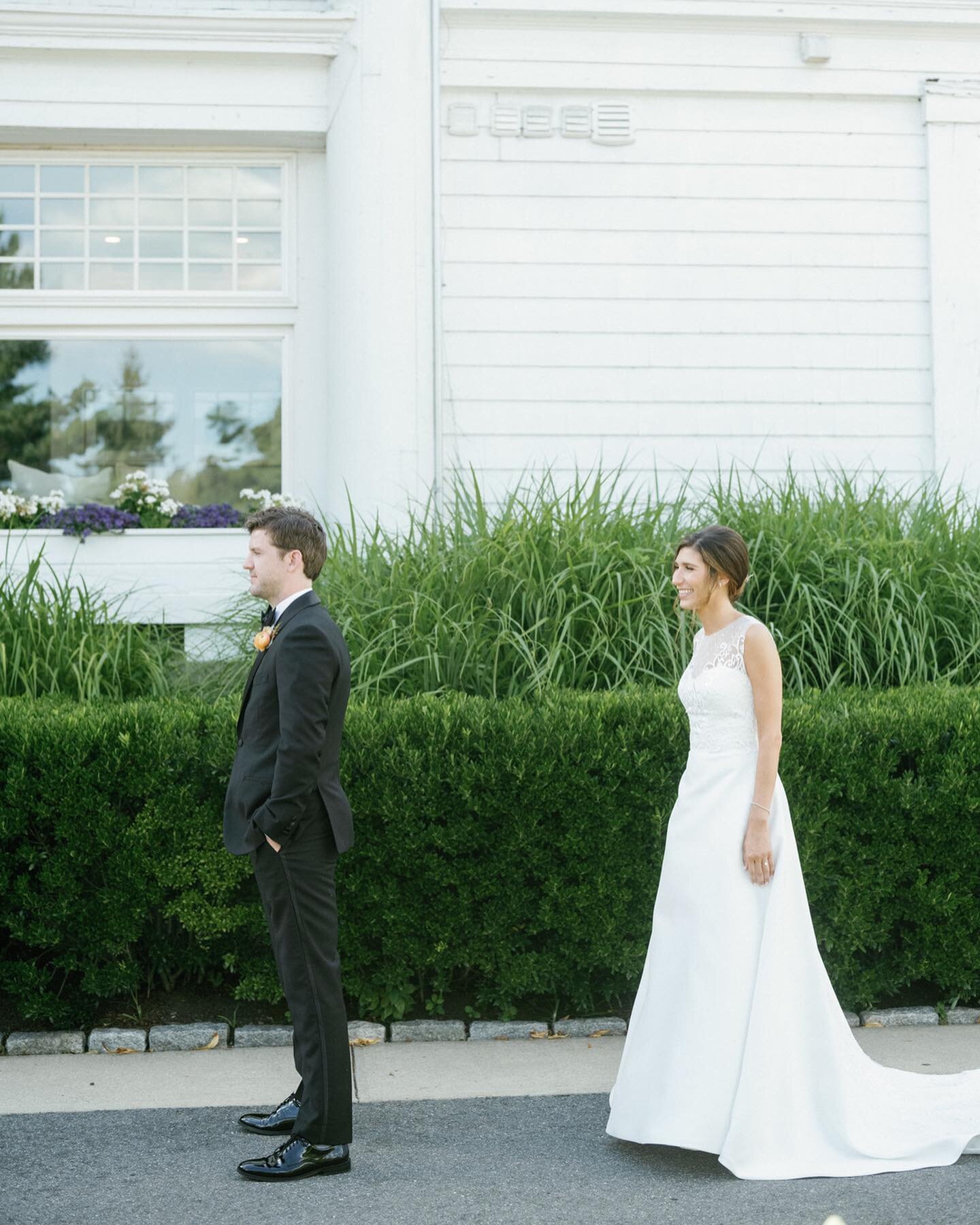 Jessalyn &amp; Scott's first look was an authentic reflection of their love for each other. True, goofy and pure. 🥰
⠀⠀⠀⠀⠀⠀⠀⠀⠀
Some of our favorite photos from wedding galleries are from the first look moments. In these photos, you see such a natural