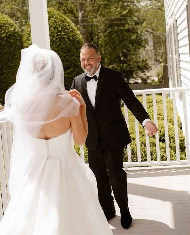 We love a good plot twist, and here's one that's become a trend we're absolutely obsessed with: the first look doesn't have to just be with your partner.⁠ 🥰⁠
⁠
Father-daughter moments like this one? They hit different. (Especially when it's on the f