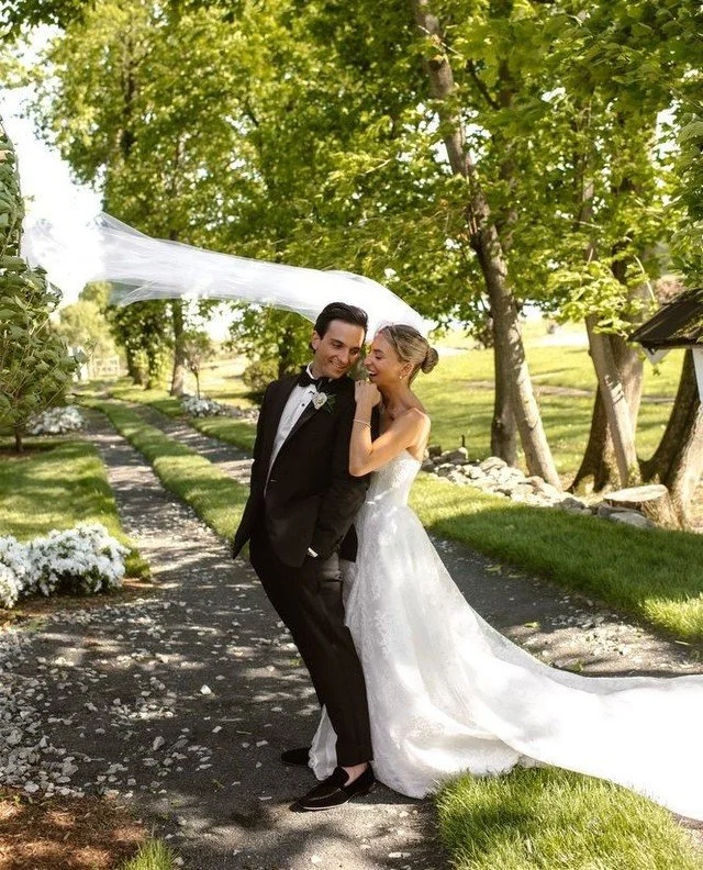 It's giving Father of the Bride backyard tent wedding 💁🏻&zwj;♀️ and we're not mad about it.⁠
⁠
In fact, we're obsessed.⁠ 🤩⁠
⁠
There's something so special about a wedding at home. The place where you grew up, where your family gathers, where a tho