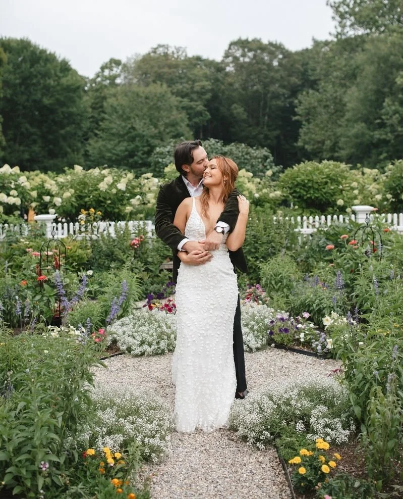 Save this for inspo if you dream of a garden wedding that feels timeless, intimate, and deeply romantic.⁠
⁠
Caroline and Nick&rsquo;s summer celebration at @smithfarmgardensct was everything a garden wedding should be. Natural beauty setting the stag