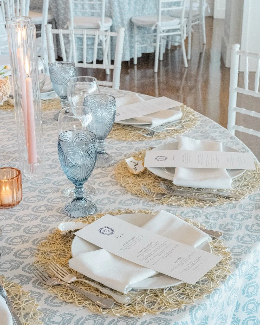 Connecticut coastal chic is a whole vibe (and it doesn&rsquo;t have to mean seashells on every table and a starfish on your save the date).⁠
⁠
It&rsquo;s the colors, the textures, the prints, the way the candlelight catches on blue glassware at sunse