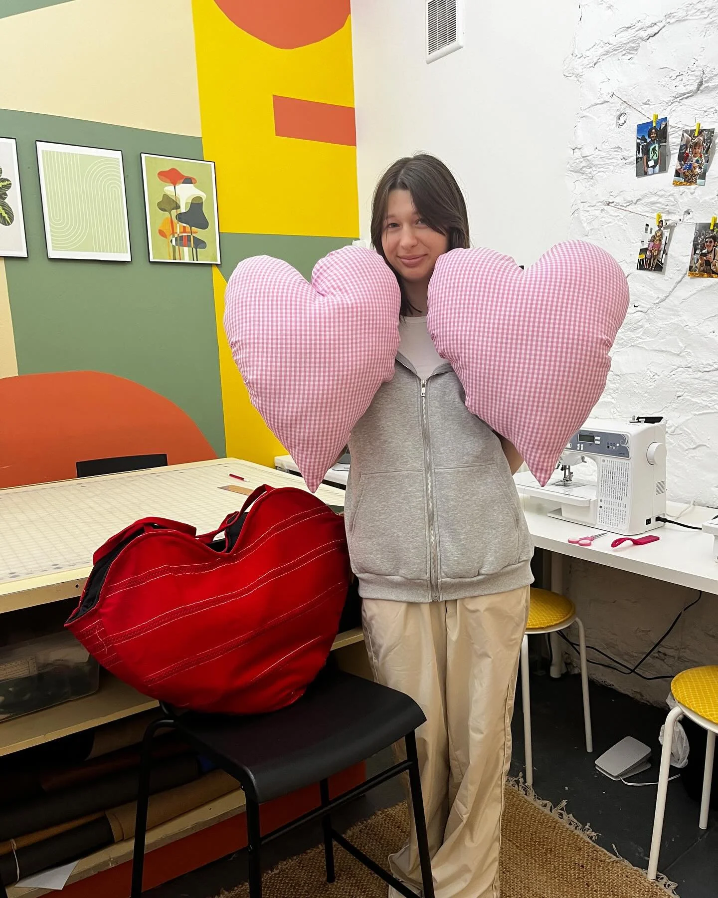 The queen of hearts with her heart pillows for Valentine&rsquo;s Day (and her bag 😍)