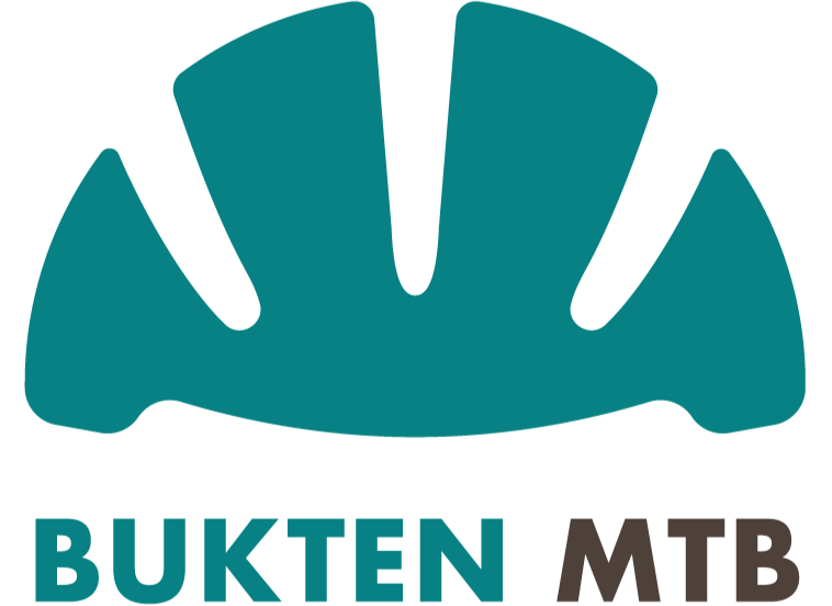 En grafisk logotyp med ett stiliserat blått berg och texten "BUKTEN MTB" under bergsikonen.