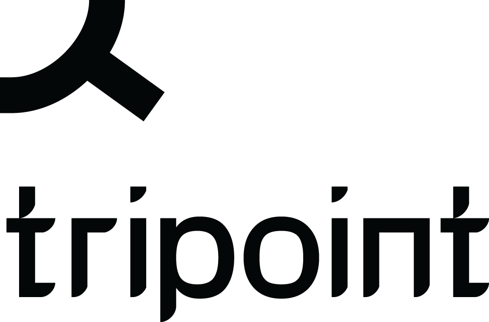 Logotyp för företaget Tripoint med en svart kikare och texten 'Tripoint' i svart.