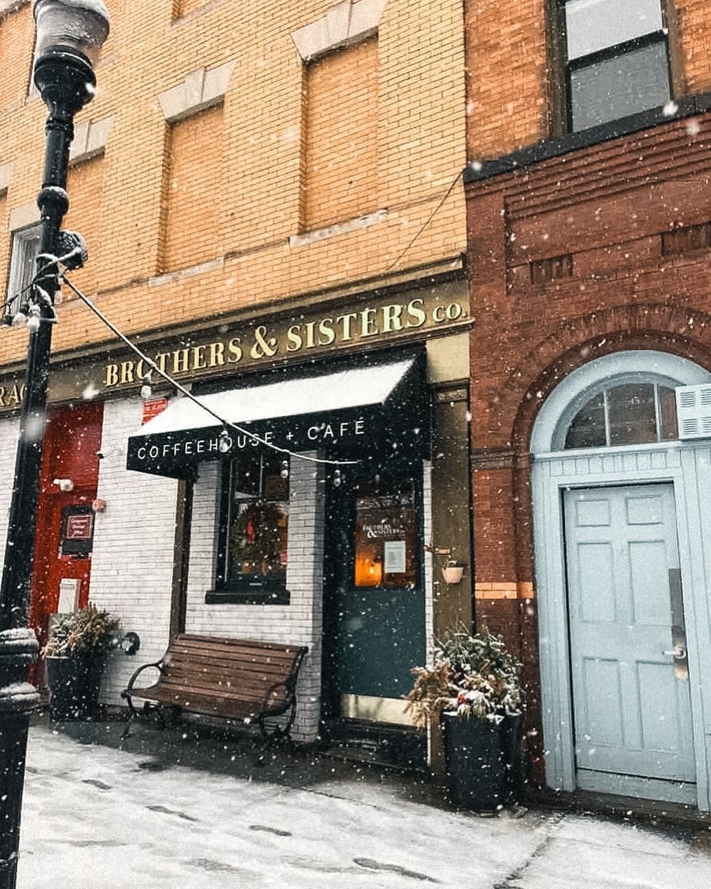 The Coffeehouse looking all cute in the snow ☺️ thanks @k.delidow for this perfect photo!