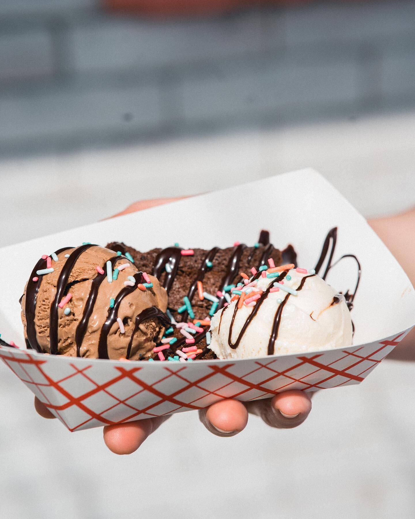 Say hello to our new Brownie Sundae 🤩 fresh house made brownie, topped with two scoops of ice cream, one sauce, and one topping of your choosing. Treat yourself to one this Friday or Saturday from 12:30-8PM!