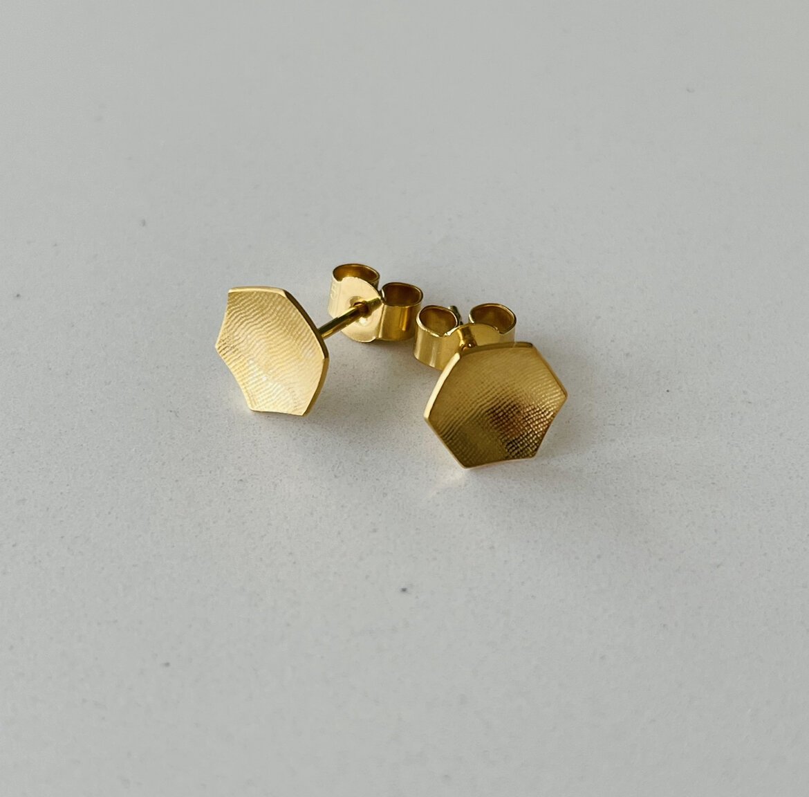 Small Hexagon Studs gold