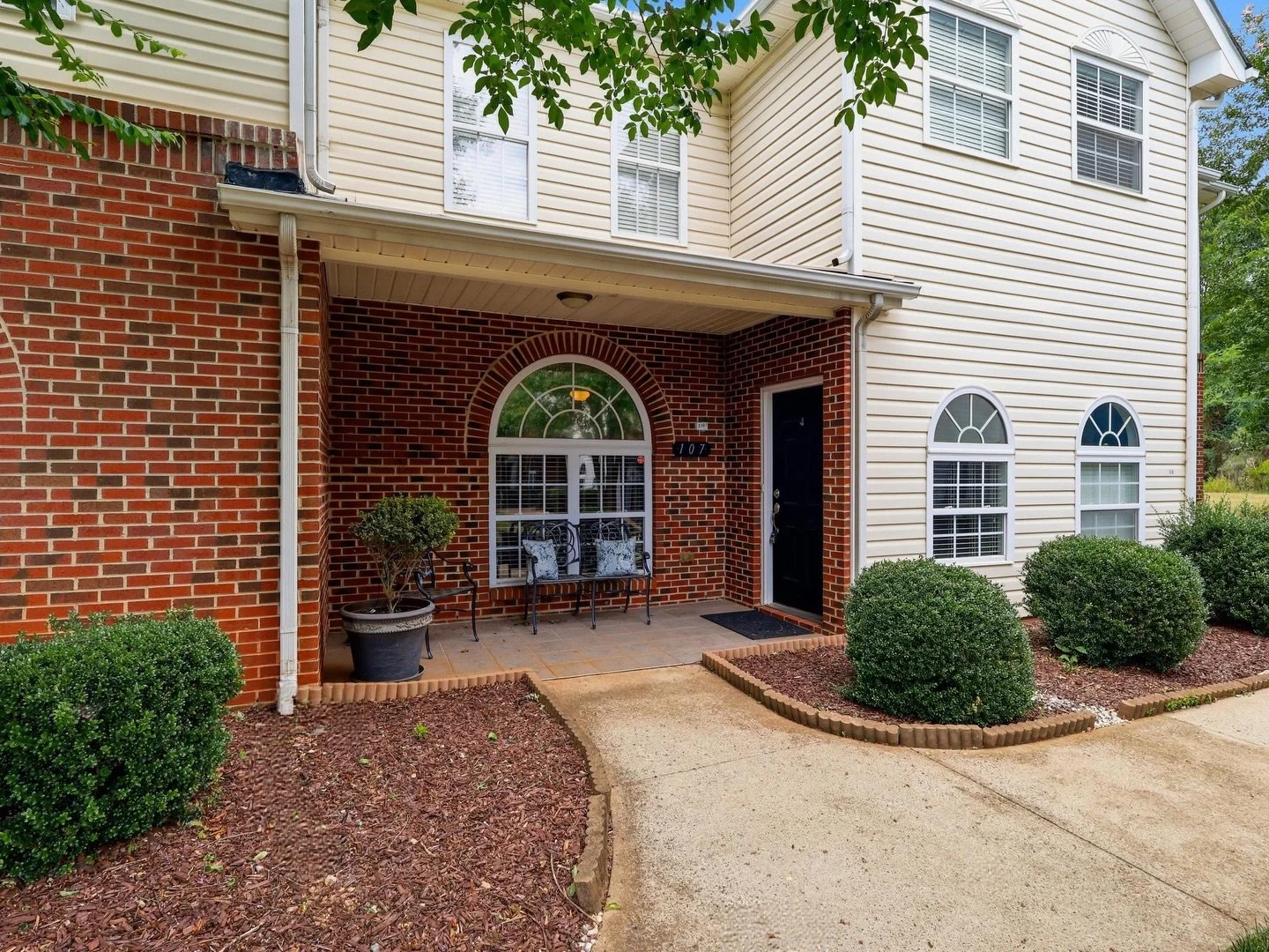 Just listed in Breezewood at Bedford! ✨ This beautiful 2 bed, 2 bath condo features an open-concept layout, spacious kitchen with a large peninsula island, stainless steel appliances, cozy gas fireplace, and a sunny private patio. Conveniently locate