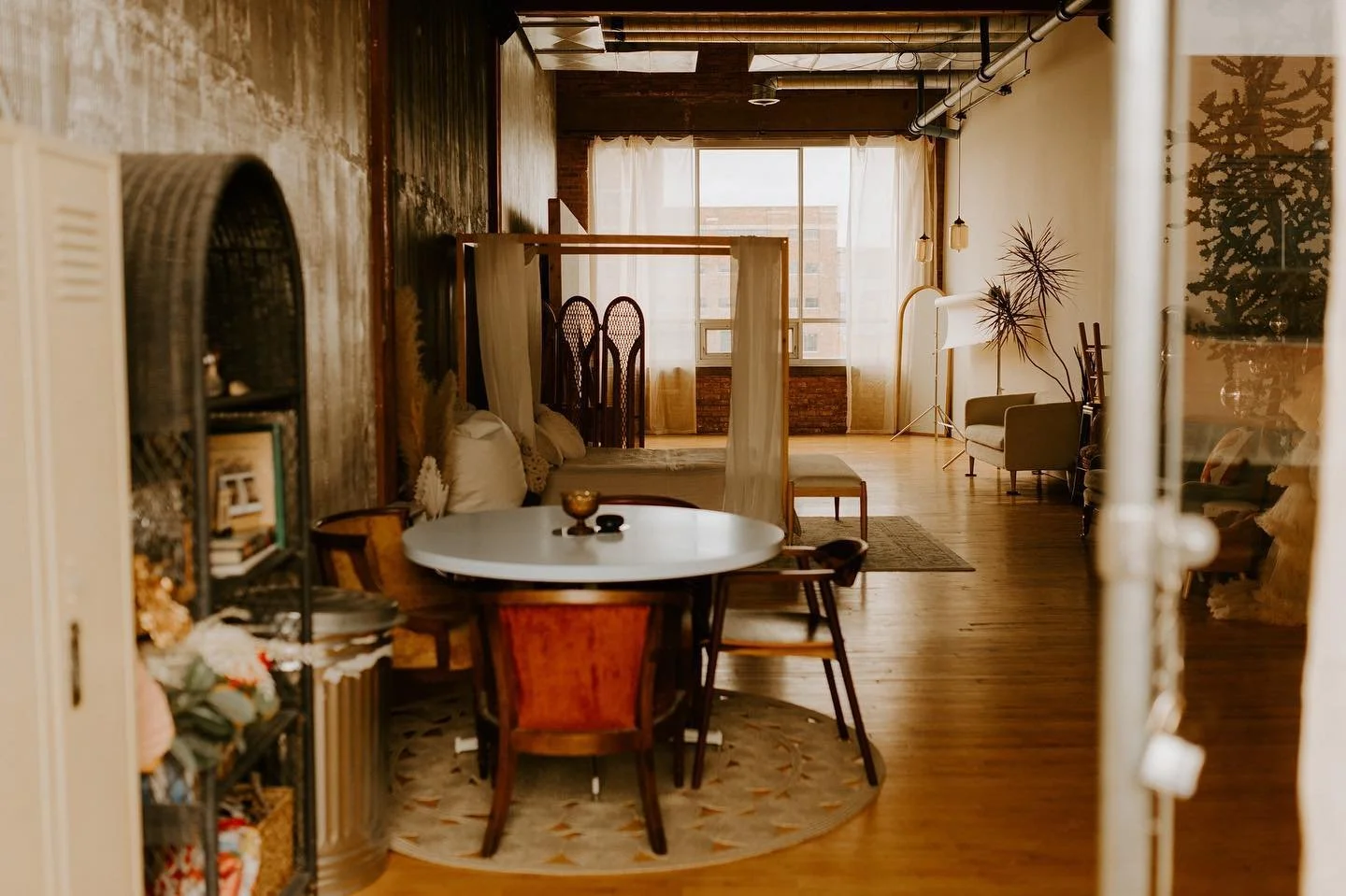 We still have spots left for the styled shoot on 4/19 and slots to use the installation solo on 4/20! Message us for more info! 

🌼✨🫶🏻