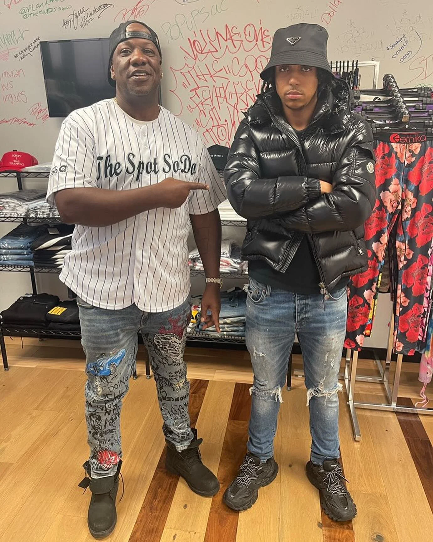 At the spot with another up and coming artist. Stay tuned for the podcast where @lilboofboii spits game on current topics. 🗣
&bull;
&bull;
&bull;
&bull;
@banksmanagement.inc @onthespotatthespot @queening_with_kyendra @iammrmcglover @factsbyrob @st.n