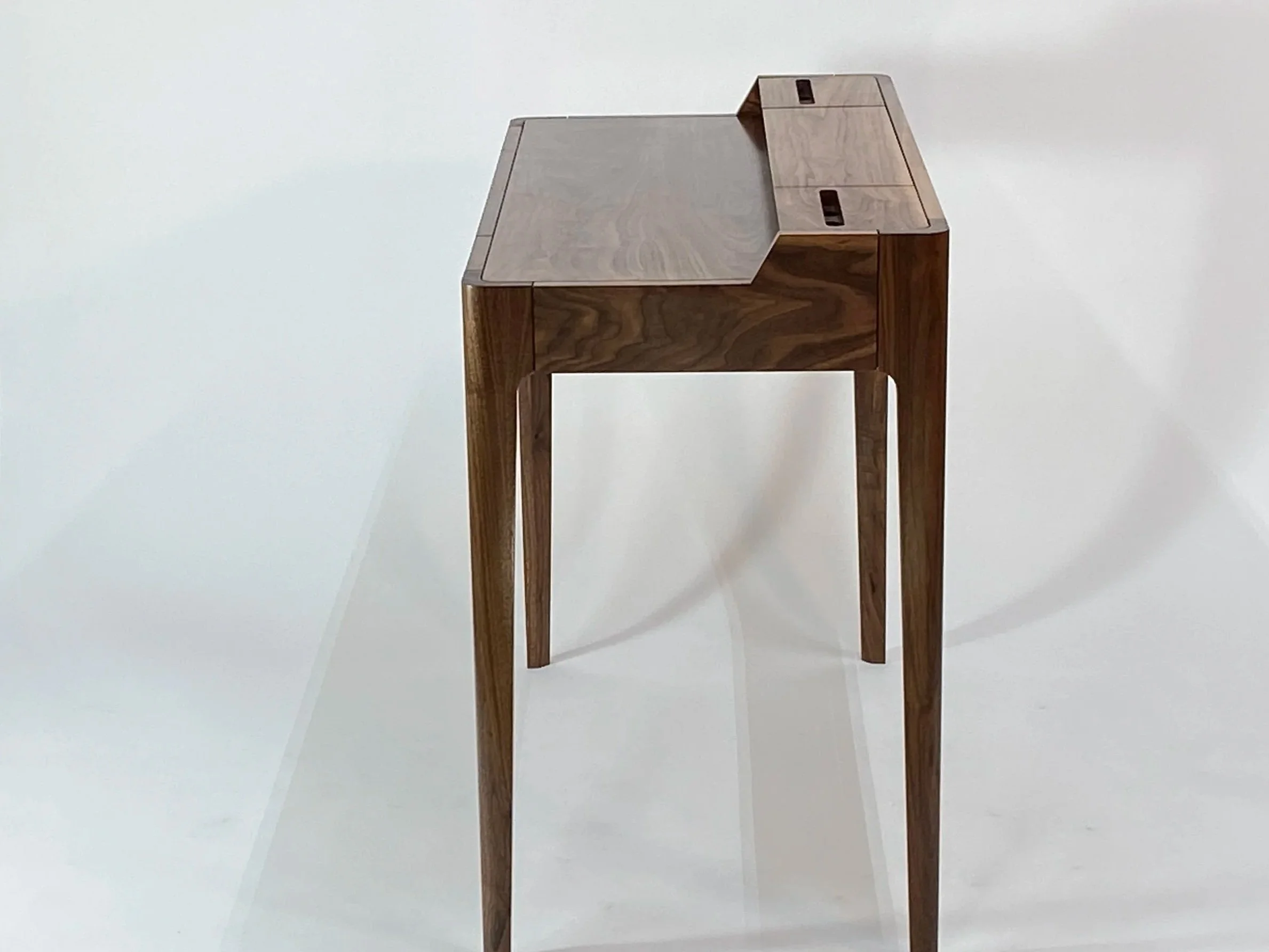 Under desk clearance of 25-3/4 in.