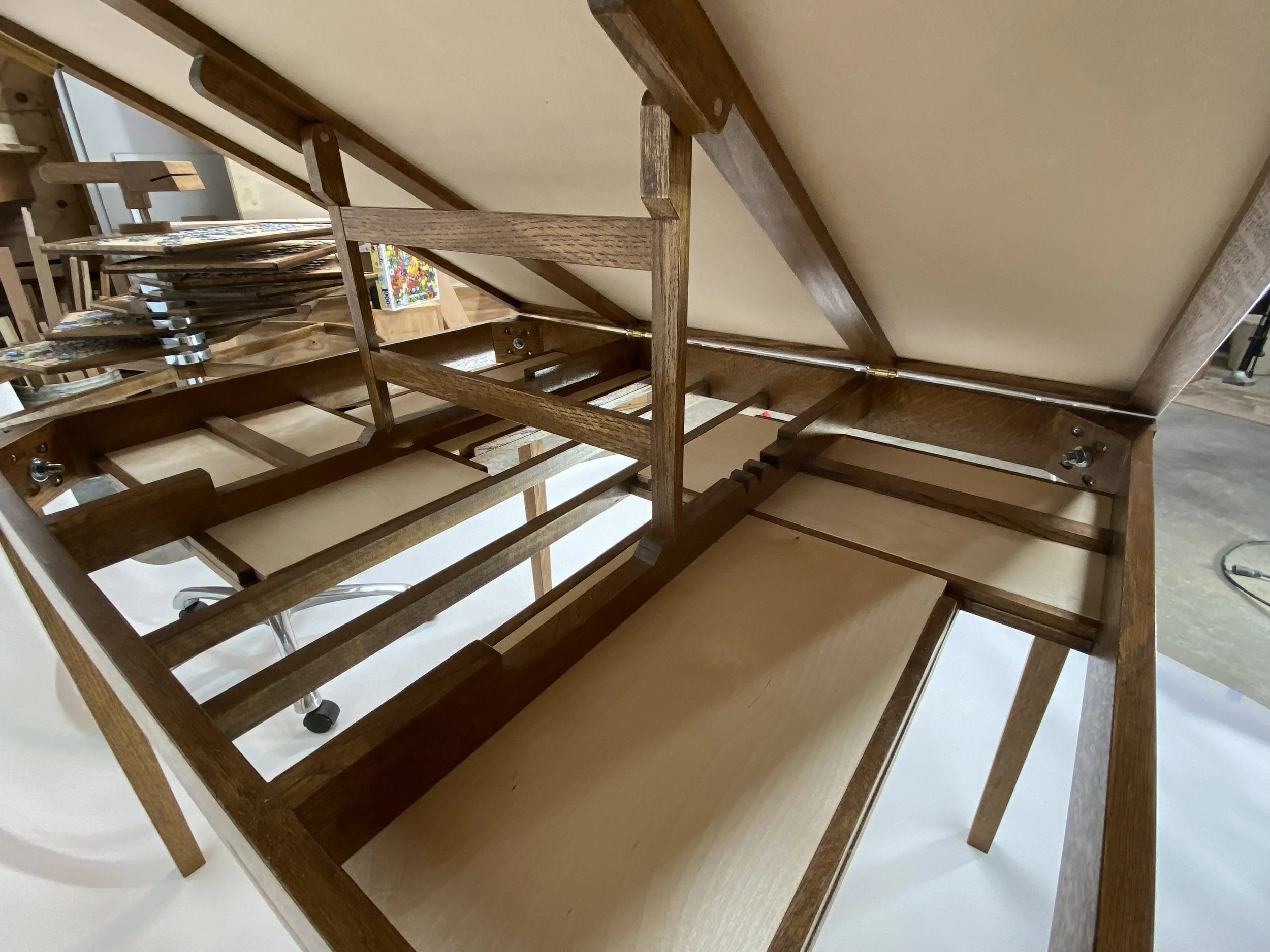 The tilting mechanism is borrowed from The Woodworkers Institute's website and Mitch Peacock's design.