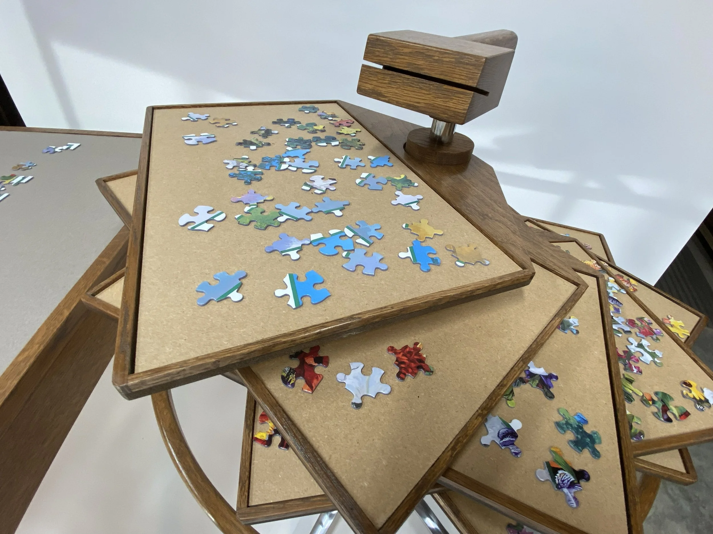 The jigsaw puzzle sorting tower is topped with a combination handle (for rolling it around) plus a slotted block for holding the jigsaw puzzle box's lid for easy reference.