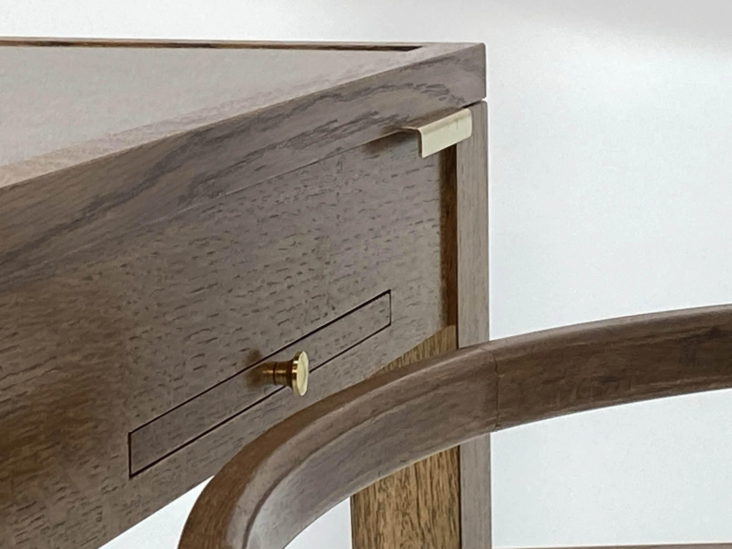 The handle also protects from accidental impacts.