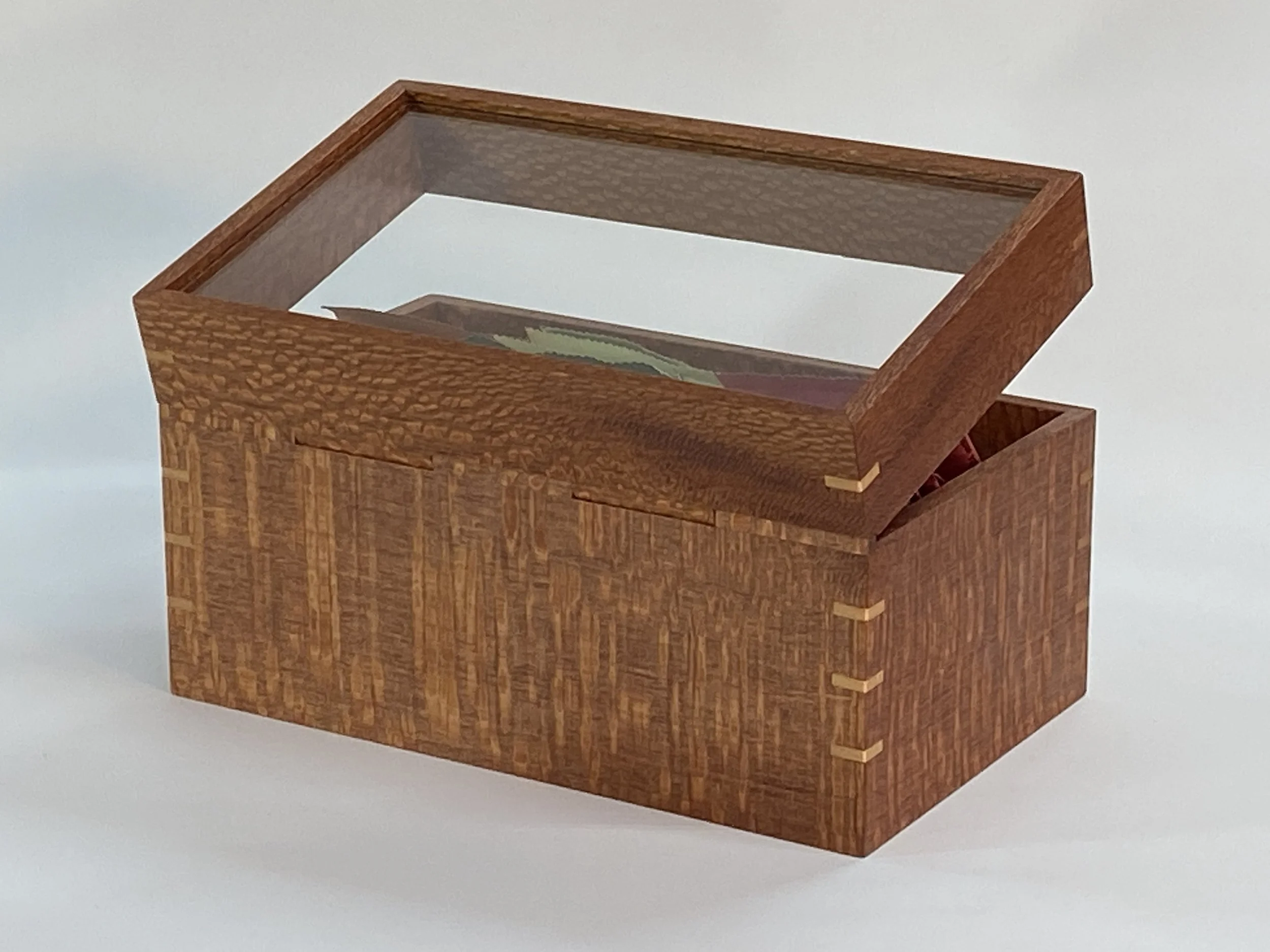 Only when the lid is opened can you see the lid's hinge knuckles 