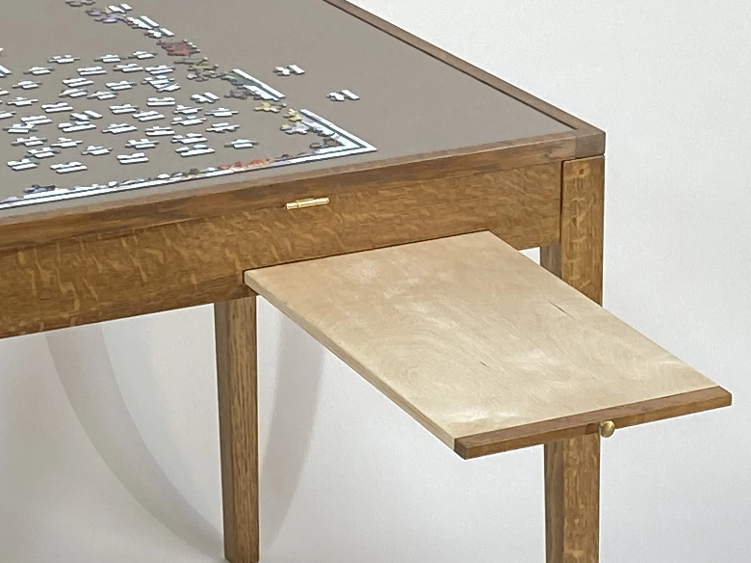 All four sides of the table has a pull-out shelf providing space to sub-assemble sections of the puzzle before transferring them to the main area.