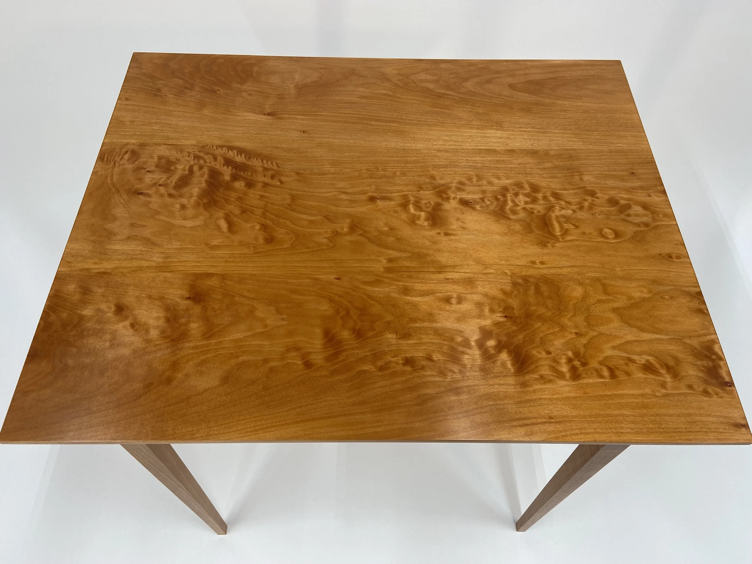 The solid Maple top feature beautiful figure