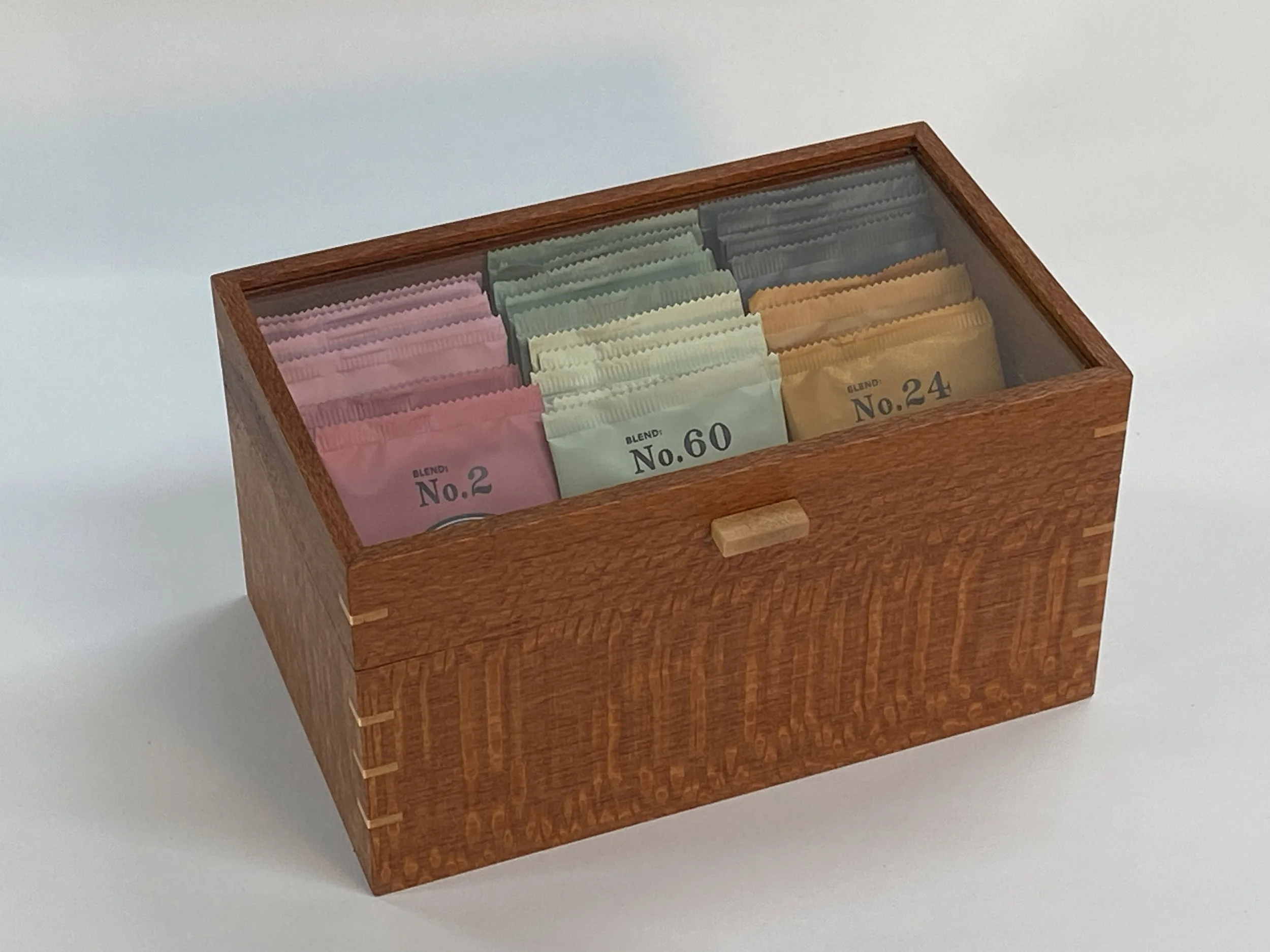 The glass lid allows the teas to be viewed by guests