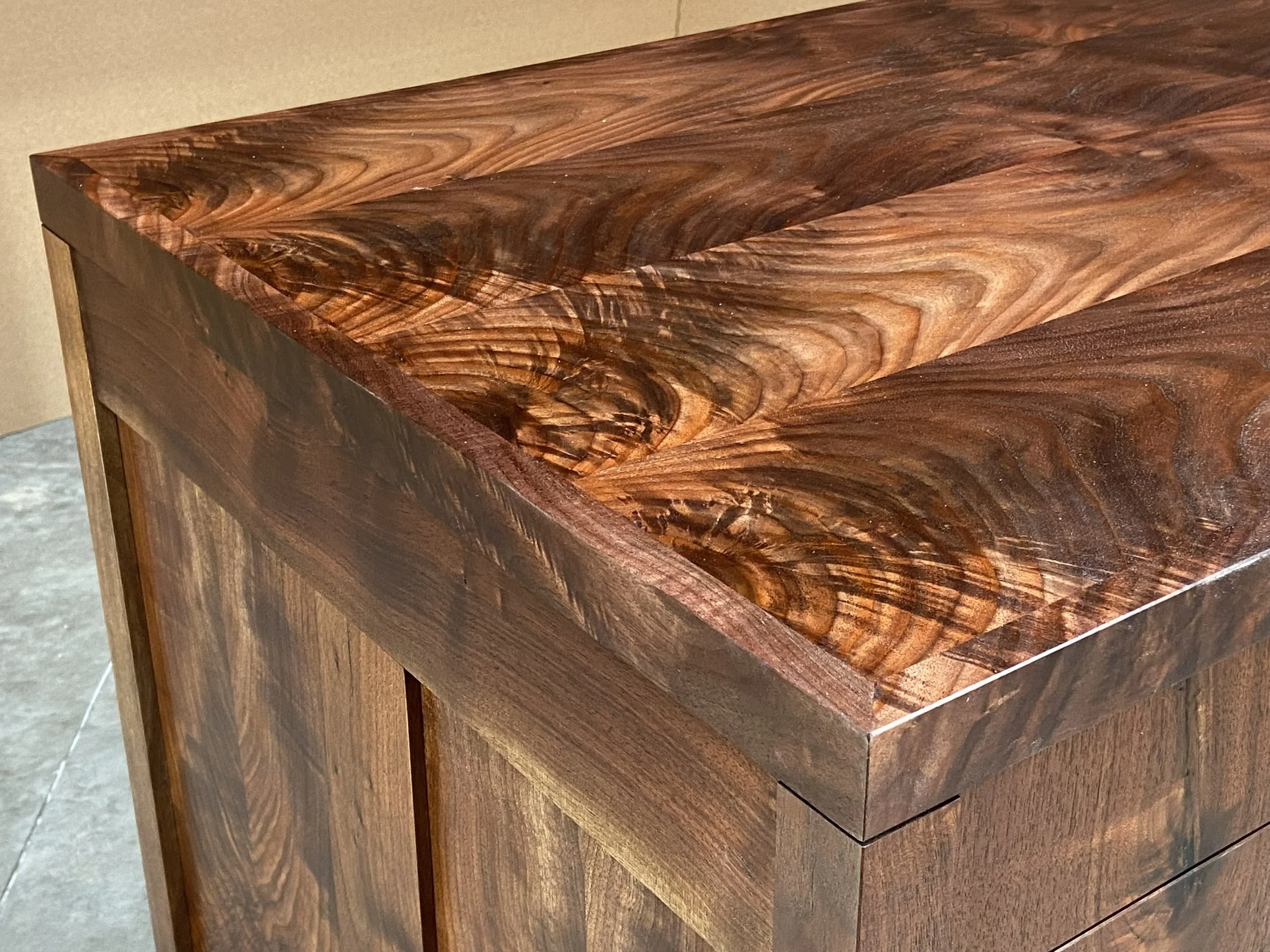 The top has striking bookmatched grain. The top's edging was cut from the same log so the grain integrates beautifully.