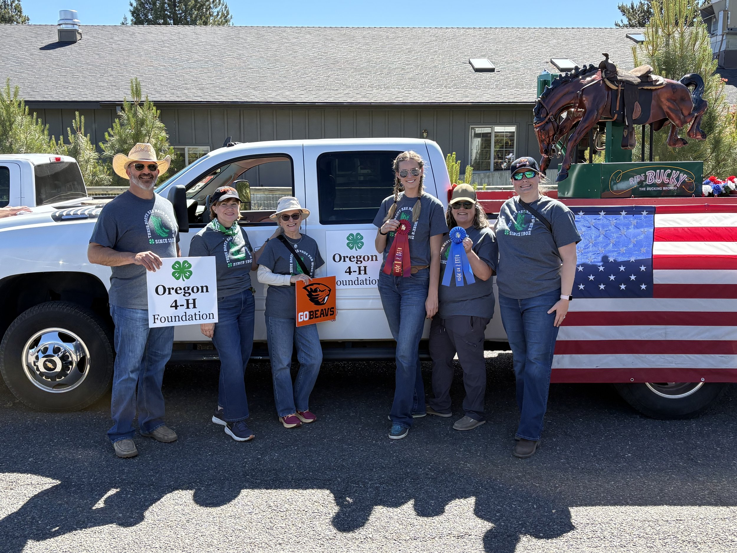 Oregon 4-H Foundation Volunteers with 1st prize parade ribbon