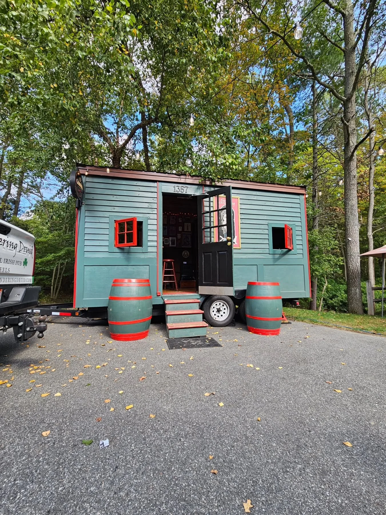 Bending into the forest in Rehoboth, MA 🌳🏡🌲
.
#wanderingdruid #tinyhouse #tinypub #barrental #mobilebar #ireland #newengland #irishpub #guinness #bostonfoodies #massachusetts #boston #whiskey #irishabroad #irish #irishmusic #irishowned #smallbusin