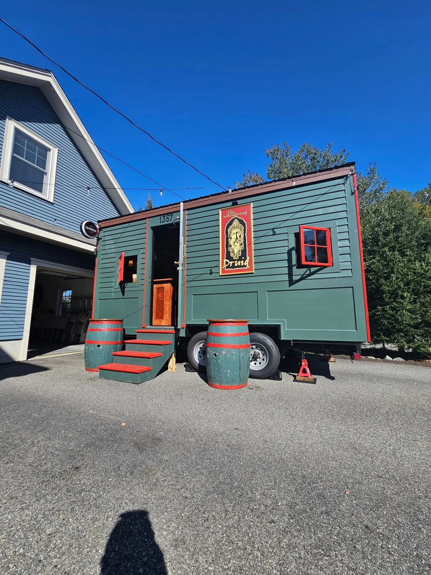 Blue skies and creamy pints in Reading, MA 🌞🍺
.
#wanderingdruid #tinyhouse #tinypub #barrental #mobilebar #ireland #newengland #irishpub #guinness #bostonfoodies #massachusetts #boston #whiskey #irishabroad #irish #irishmusic #irishowned #smallbusi