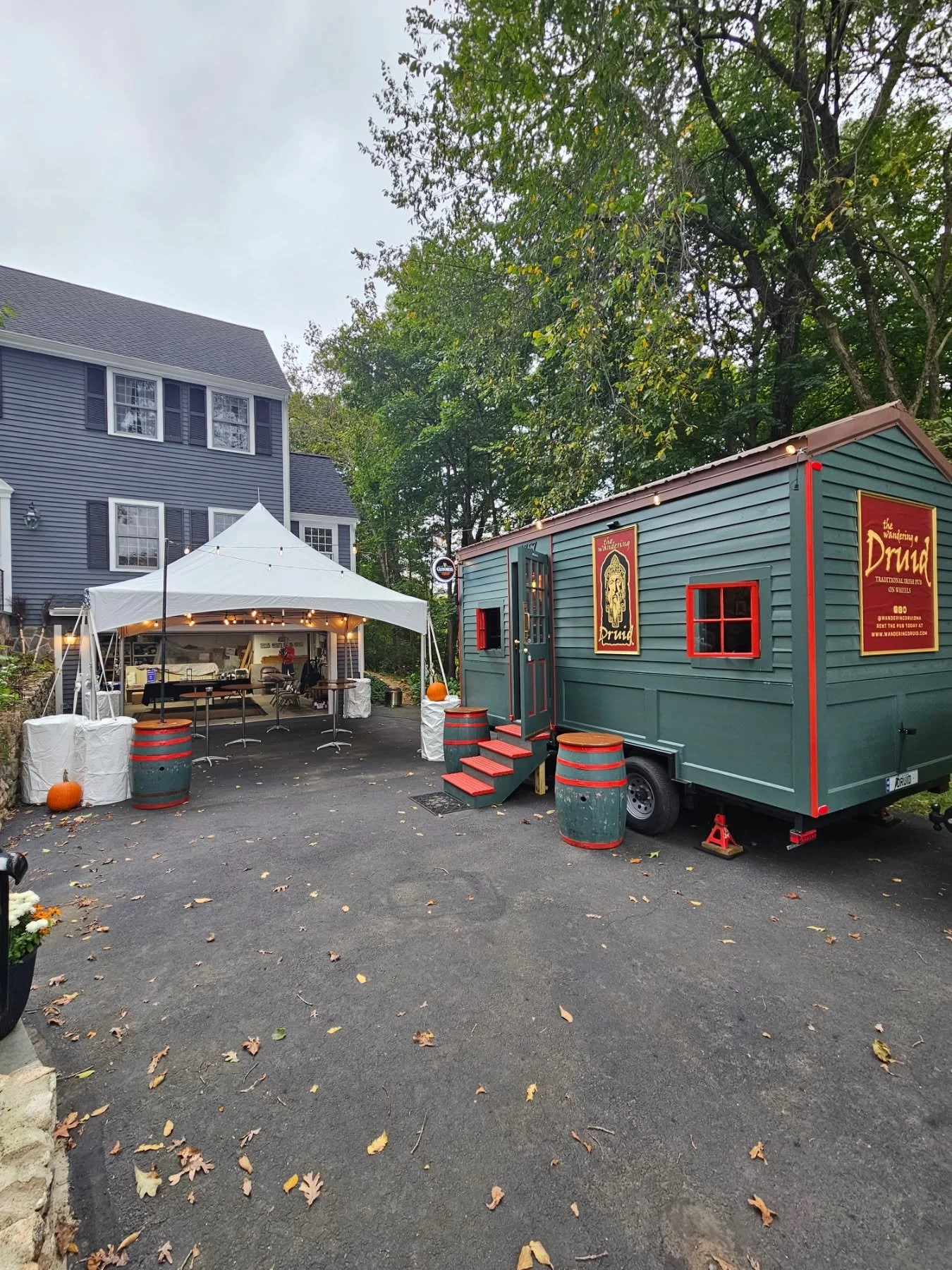 Fall vibes in Needham, MA. 🍂🎃🌬
.
#wanderingdruid #tinyhouse #tinypub #barrental #mobilebar #ireland #newengland #irishpub #guinness #bostonfoodies #massachusetts #boston #whiskey #irishabroad #irish #irishmusic #irishowned #smallbusiness #localbus