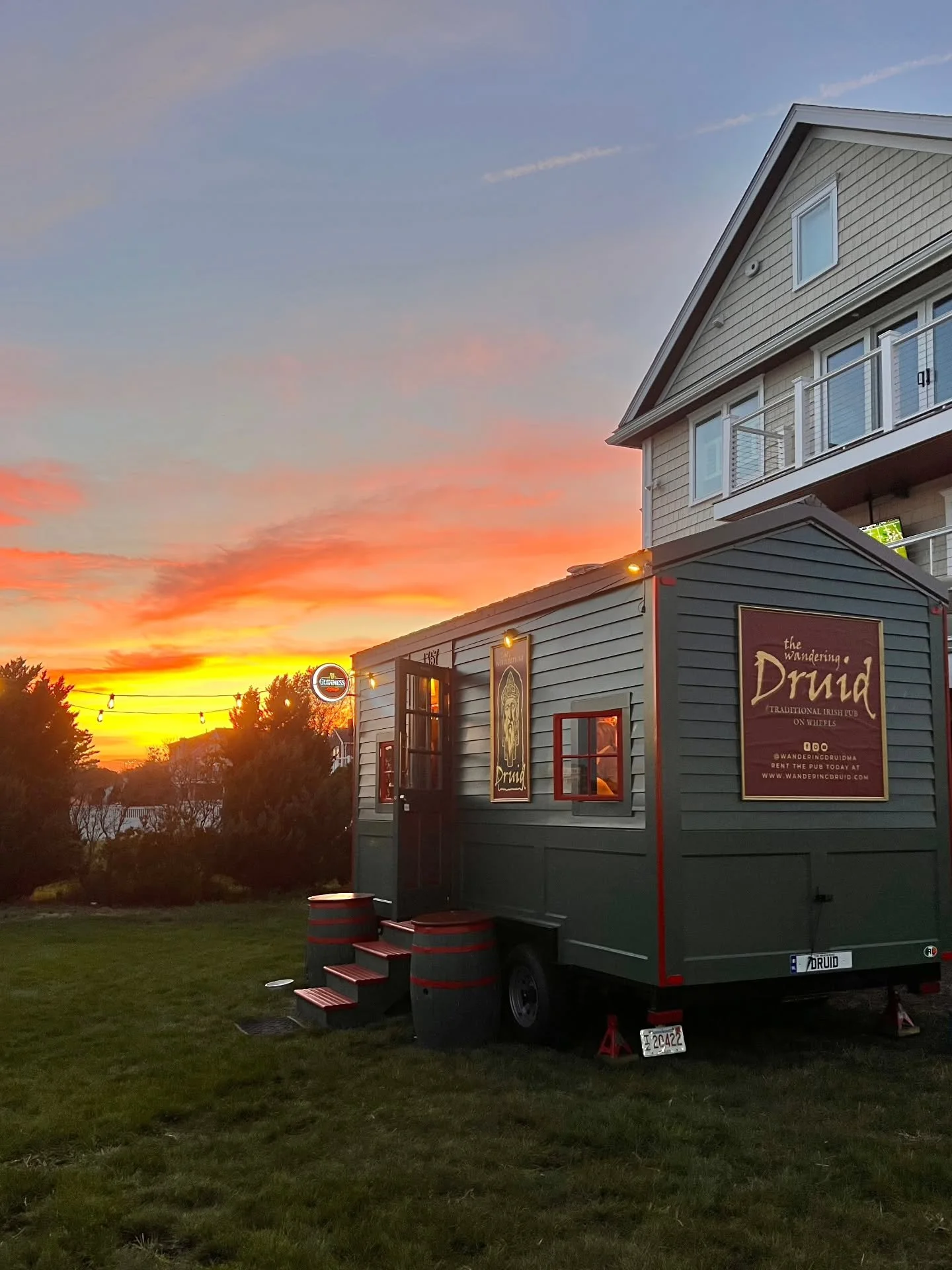 Nothing beats pints with a view! 🌅🍺
.
#wanderingdruid #tinyhouse #tinypub #barrental #mobilebar #ireland #newengland #irishpub #guinness #bostonfoodies #massachusetts #boston #whiskey #irishabroad #irish #irishmusic #irishowned #smallbusiness #loca