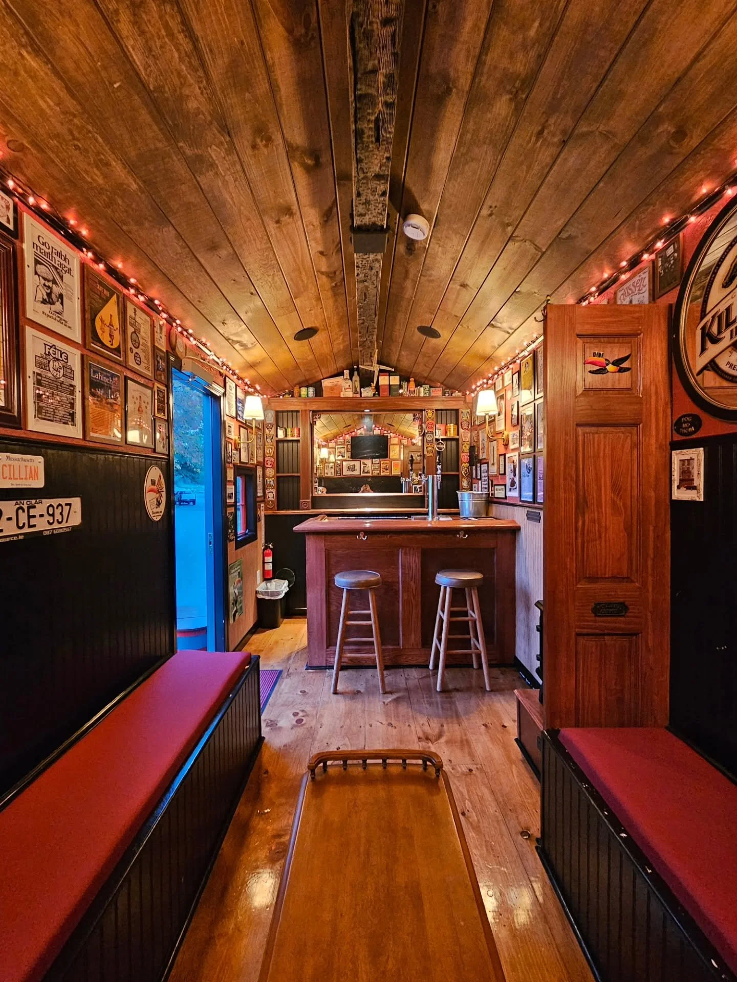 Chilly evenings are back, so the fire is on! 🔥🍺🧥
.
#wanderingdruid #tinyhouse #tinypub #barrental #mobilebar #ireland #newengland #irishpub #guinness #bostonfoodies #massachusetts #boston #whiskey #irishabroad #irish #irishmusic #irishowned #small