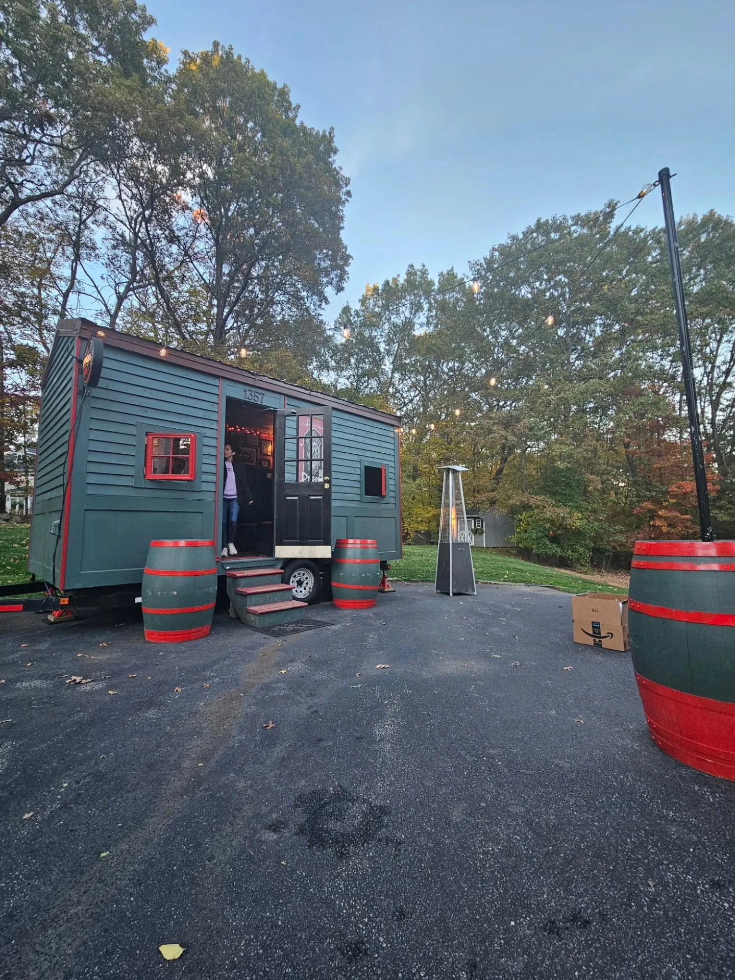 Party time in Shrewsbury, MA 🥳🍺🎊🥂🎉
.
#wanderingdruid #tinyhouse #tinypub #barrental #mobilebar #ireland #newengland #irishpub #guinness #bostonfoodies #massachusetts #boston #whiskey #irishabroad #irish #irishmusic #irishowned #smallbusiness #lo