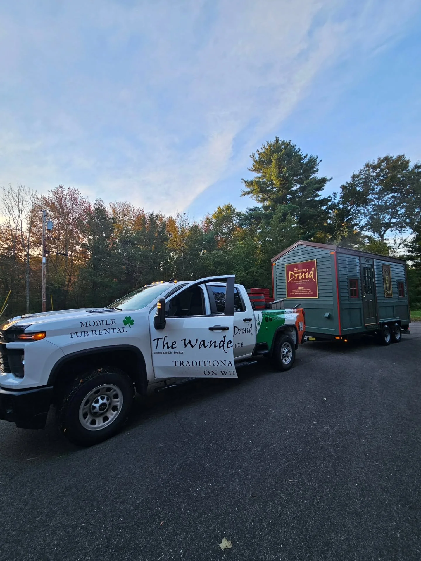 Early morning pickups in New England fall 😍🍂☕️
.
#wanderingdruid #tinyhouse #tinypub #barrental #mobilebar #ireland #newengland #irishpub #guinness #bostonfoodies #massachusetts #boston #whiskey #irishabroad #irish #irishmusic #irishowned #smallbus