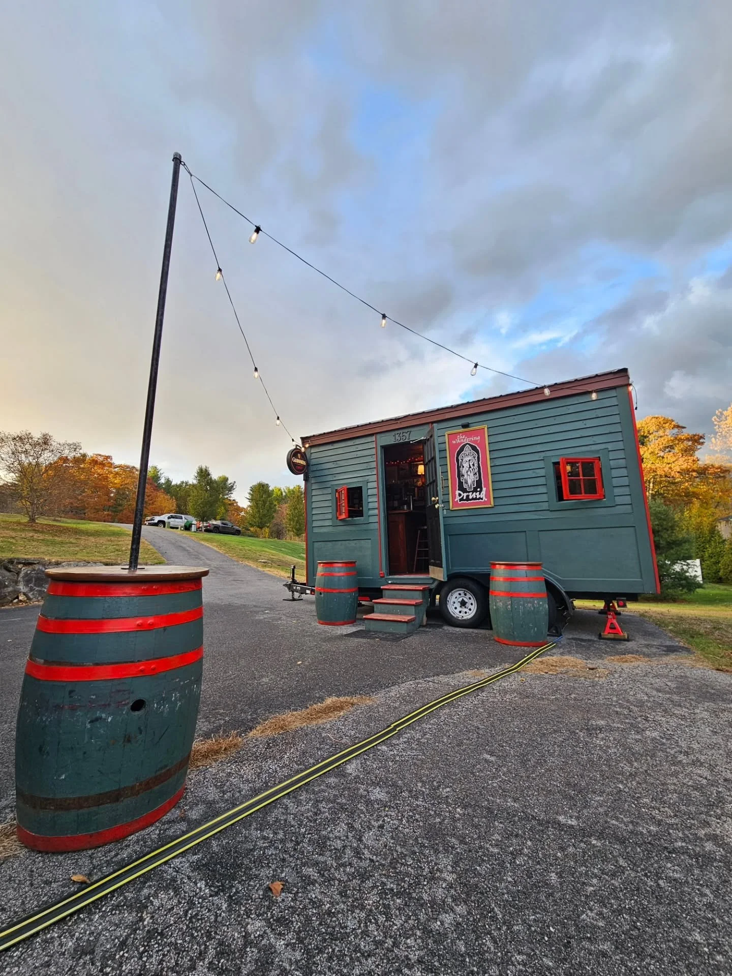 Live Free & Drink Pints 🇺🇲🍺
#newhampshire
.
#wanderingdruid #tinyhouse #tinypub #barrental #mobilebar #ireland #newengland #irishpub #guinness #bostonfoodies #massachusetts #boston #whiskey #irishabroad #irish #irishmusic #irishowned #smallbus