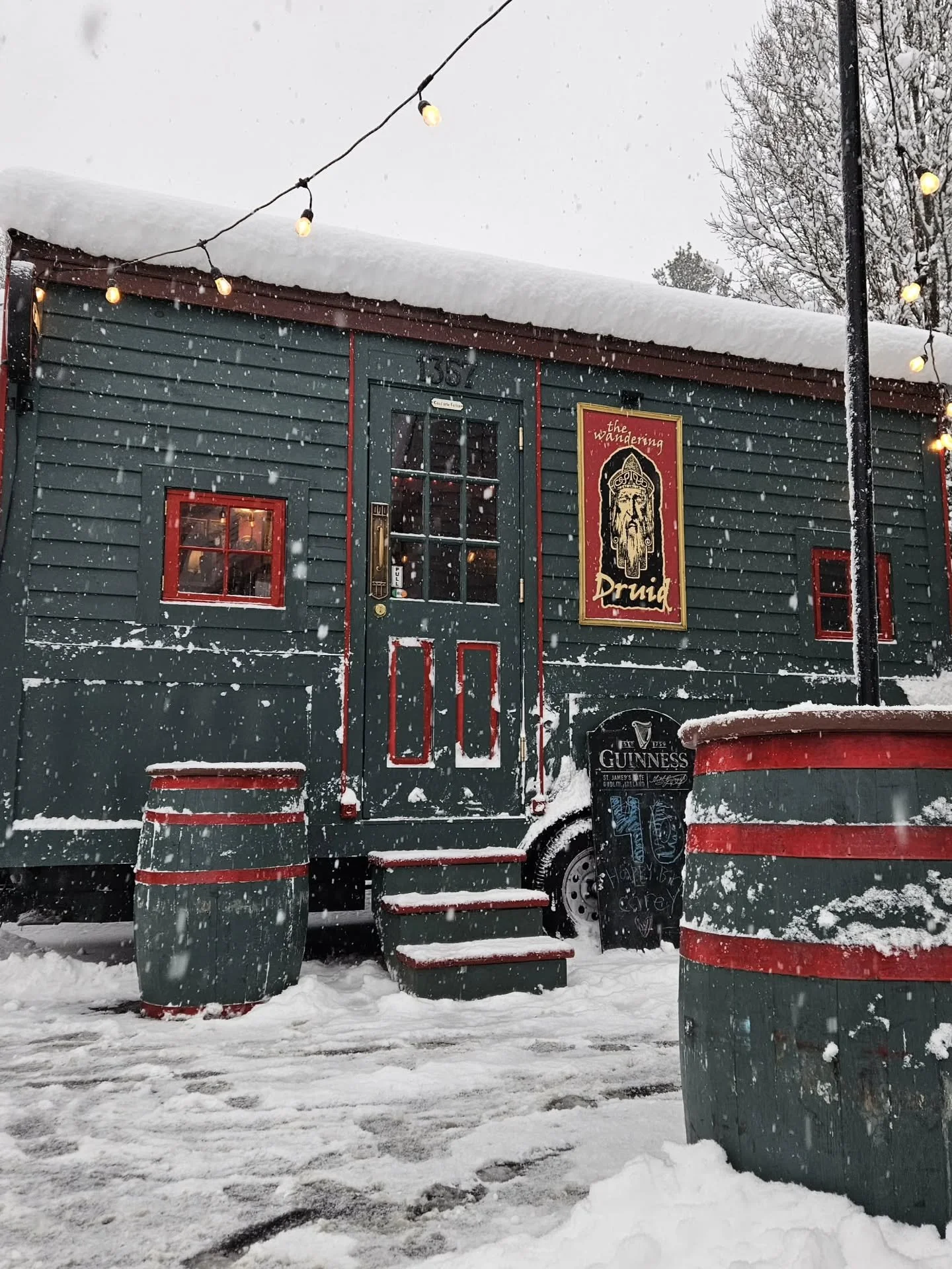 Getting excited for nights like these! 🌨☃️🎄🍺
.
#wanderingdruid #tinyhouse #tinypub #barrental #mobilebar #ireland #newengland #irishpub #guinness #bostonfoodies #massachusetts #boston #whiskey #irishabroad #irish #irishmusic #irishowned #smallbusi