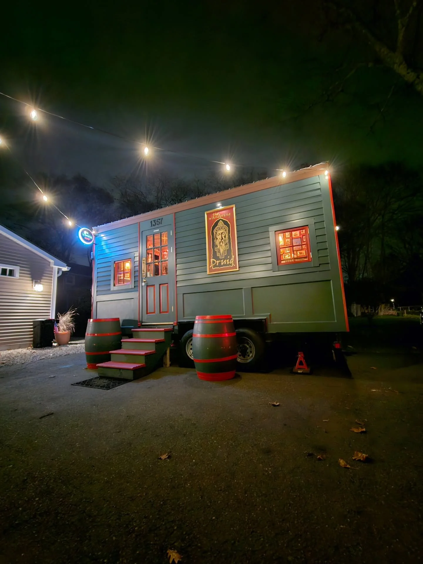 Cozy nights in Walpole, MA 🌙🍺
.
#wanderingdruid #tinyhouse #tinypub #barrental #mobilebar #ireland #newengland #irishpub #guinness #bostonfoodies #massachusetts #boston #whiskey #irishabroad #irish #irishmusic #irishowned #smallbusiness #localbusin